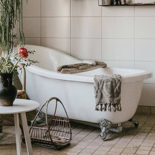 Chalk color clawfoot bathtub with porcelain enameled cast iron and single slipper design