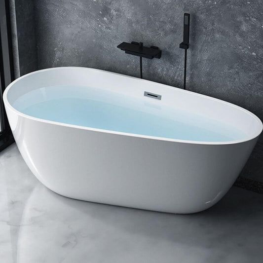 モダンバスルーム内のホワイトアクリル製フリースタンディングバスタブ