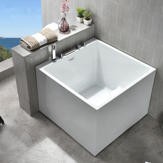 Baignoire freestanding Chalk Square mettant en valeur le design dos au mur