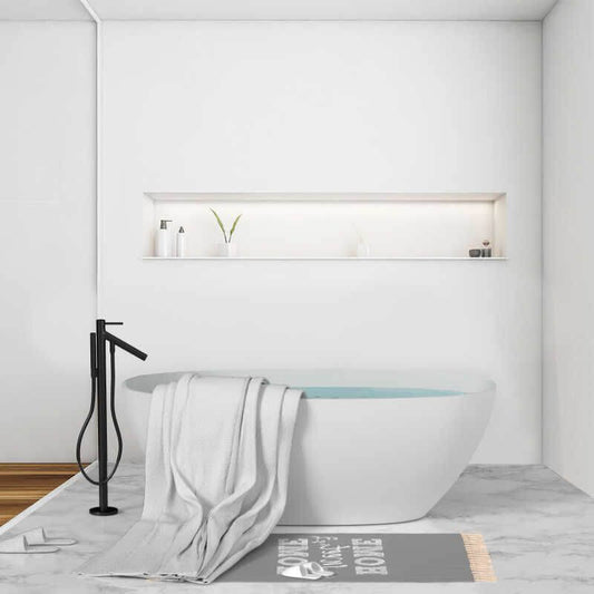 Bañera independiente de diseño roll-top con detalles de madera antigua