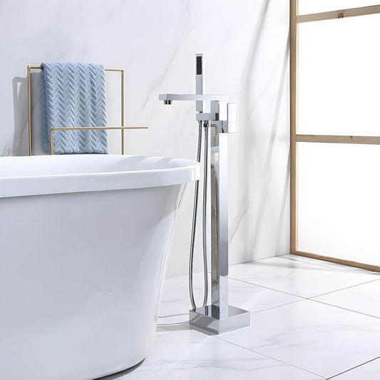 Robinet de baignoire en cuivre moderne glamour installé dans une salle de bain luxueuse