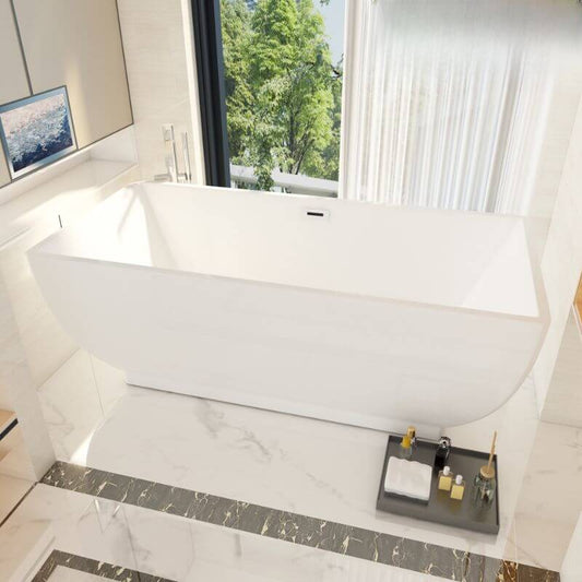 Baignoire autoportante blanche dans une salle de bain moderne