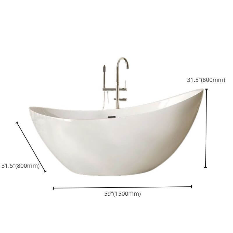 Vue grand angle d'une baignoire autoportante dans une salle de bain lumineuse