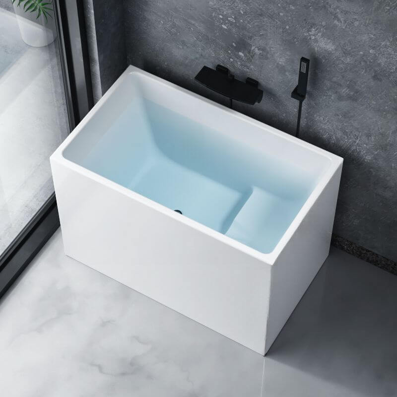 Freestanding bathtub perfect for contemporary bathrooms