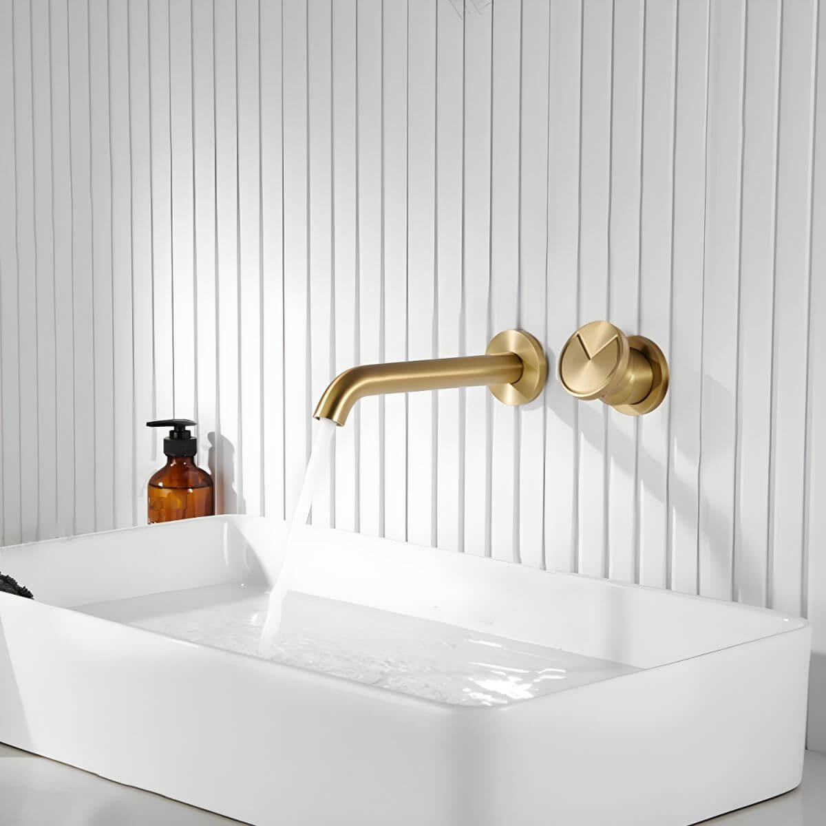 Rust-resistant bathroom faucet in grey