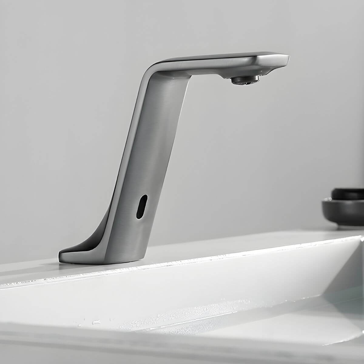 Sleek design touchless faucet