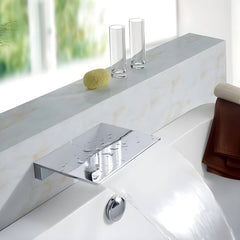 Sleek chrome design bathtub faucet