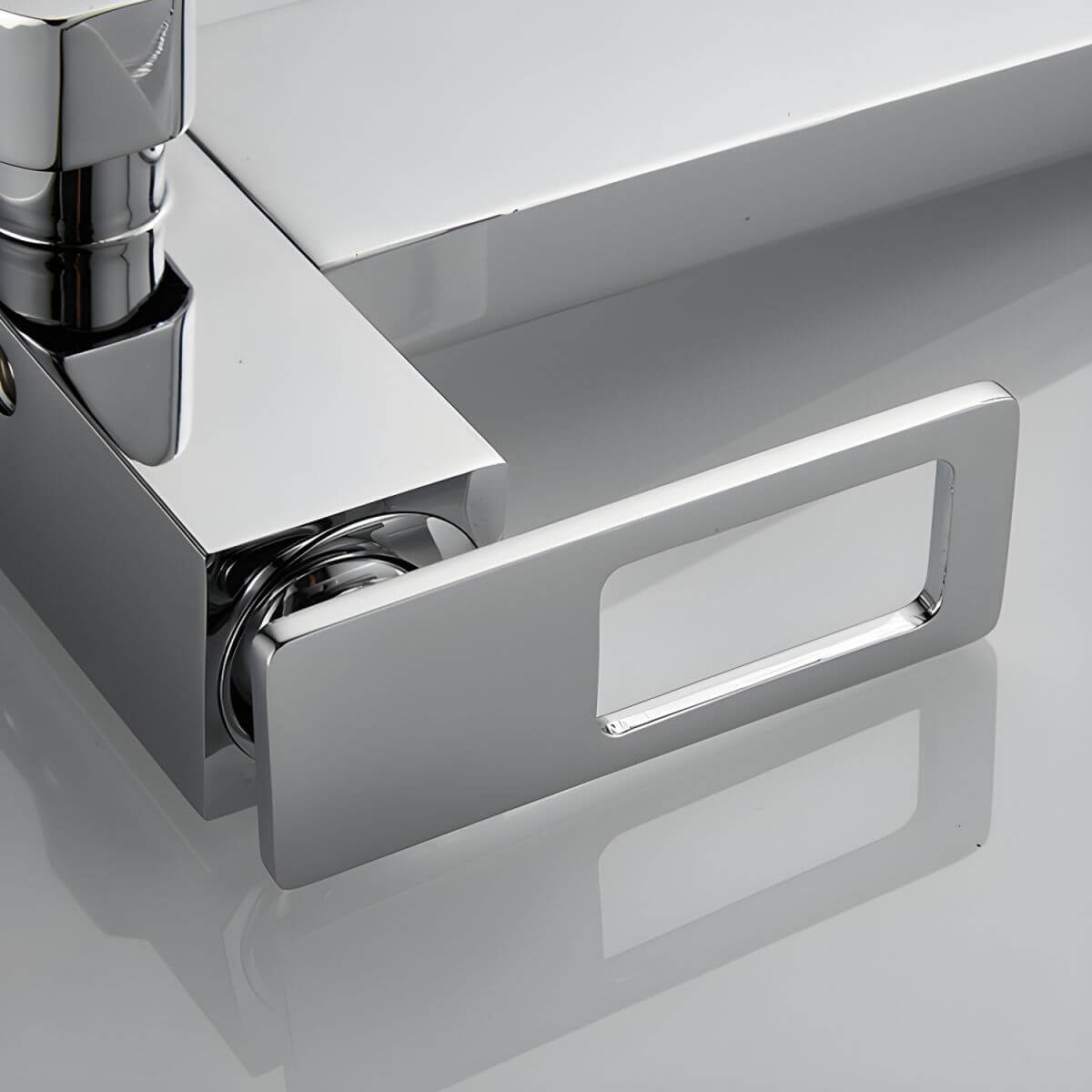 Chrome free standing bathtub faucet