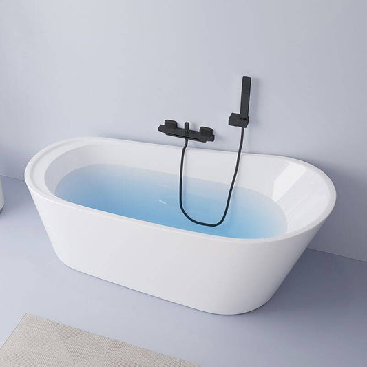 Stylish oblong bathtub in white