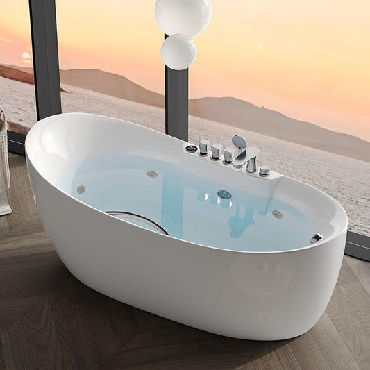 Ovale freistehende Badewanne in modernem Badezimmer
