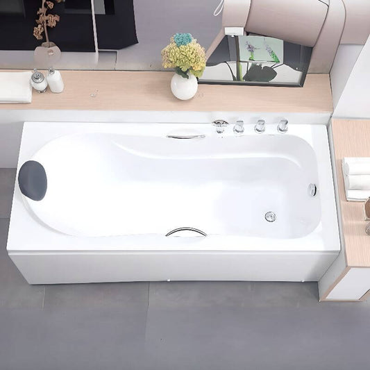 Spacious acrylic bathtub suitable for small bathrooms