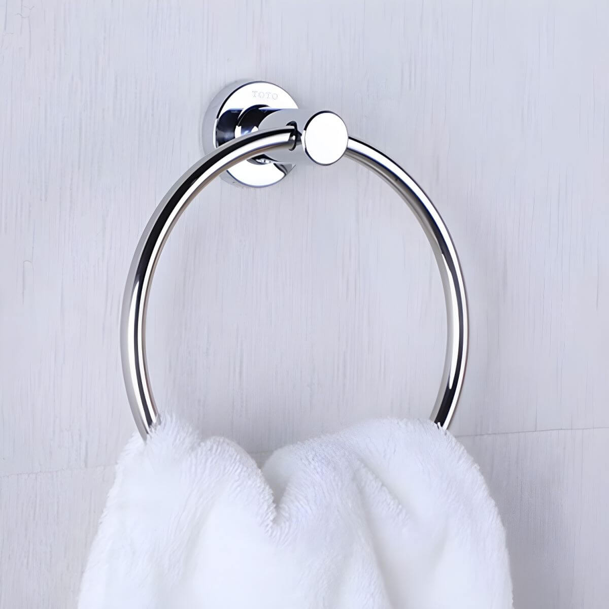 Rust-resistant toilet paper holder in silver finish