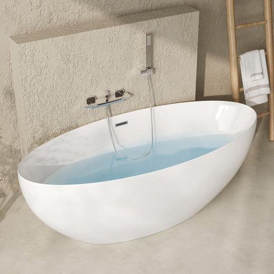 Weiße längliche freistehende Badewanne von der Seitenansicht
