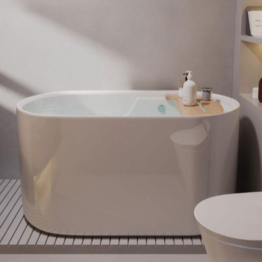 Weiße moderne freistehende Badewanne in einem schlanken Badezimmer