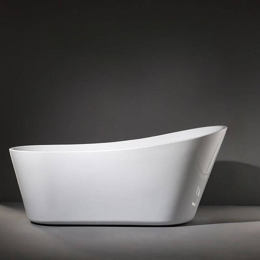 Weiße freistehende Badewanne im modernen Badezimmer
