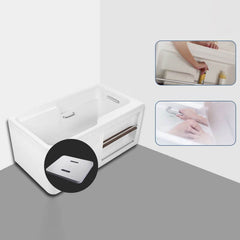 Baño de lujo con bañera rectangular blanca