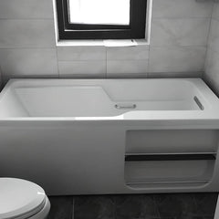 Bañera blanca elegante en el baño